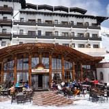 Terras van het hotel, aan de piste.