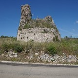 De torens staan langs de hele kust in Salento. Het waren wachttorens om te waarschuwen tegen invasies, vooral van de Turken.