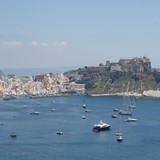 Het gebouw met het rode dak op de Monte Procida is de oude gevangenis.