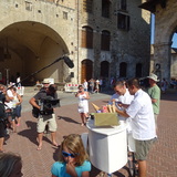 Op een plein in San Gimignano stonden ze een film te maken van deze ijscokar.