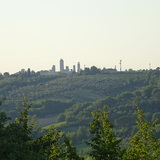 Vanuit het zwembad kun je op een heuvel San Gimignano liggen.