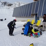 Ruud maakt een foto van kinderen op elkaar.