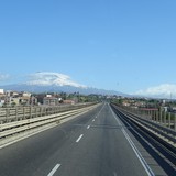 Daar op de achtergrond ligt-ie, de Etna.