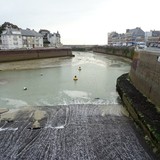 Het getijdeverschil is hier heel groot. De haven ligt bij laagwater droog.