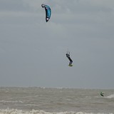 Deze kitesurfer bleef wel 20 seconden in de lucht hangen. Toch nog even oefenen Thijs!