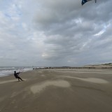 Hier gaat Thijs kitesurfen op het strand in Nieuwvliet. Woensdag 29 juli 2015.