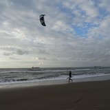 Thijs klaar om te gaan kitesurfen.