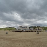 Volgens Buienradar zou het niet gaan regenen maar al bij De Boekanier moesten we schuilen voor de regen.