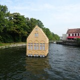 Drijvend huis in Brugge op donderdag 13 augustus 2015. Iets voor op de Hasseltrotonde bij overvloedige regenval?