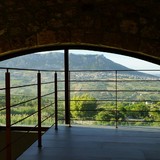 Uitzicht vanuit de gang in de agriturismo. Hier heeft men een mooie nieuwe spa gebouwd.