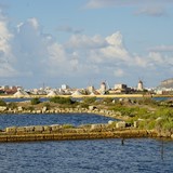 Uitzicht op Trapani over de zoutvelden.