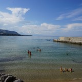 Zouden al die Italiaanse meisjes die tijdens onze lunch onder ons restaurant op het strand en in de zee lagen niet eigenlijk gewoon naar school moeten?