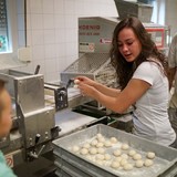 Deegbolletjes van de band halen.