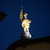 Beeld boven op een kerk