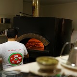 Pizzaiolo aan het werk bij Da Dimmi in Bergamo.