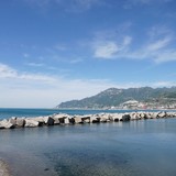 Zicht op zee vanaf de lungomare van Salerno.