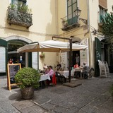 Lunch in een restaurant voor de ingang van de San Giorgio.