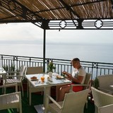 Ontbijt op het terras met zicht op de zee.