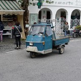 Deze driewieler heet hier een Apecar en er rijden er heel wat van rond.