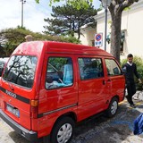 Het restaurant waar wij geluncht hebben haalt zijn gasten in het centrum van Anacapri op in dit smalle busje, omdat de wegen te smal zijn voor een gewone auto. Een taxi kan er dus niet komen.