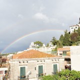 Regenboog boven Taormina.