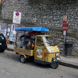 Een Apecar die als marktkraam gebrukt wordt.