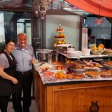 Eigenaren Pino en Francesca van Casa Turchetti bij het ontbijtbuffet.