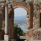 Het antieke Griekse theater van Taormina met de zee op de achtergrond.