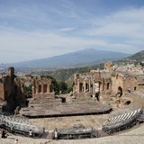 Het antieke Griekse theater van Taormina met de Etna op de achtergrond.