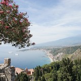 Uitzicht vanuit het Griekse theater in Taormina.