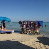 Aan het strand wordt van alles te koop aangeboden. Het vervoer van de koopwaar is soms een bezienswaardigheid op zich.