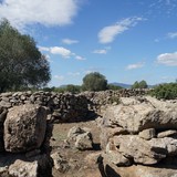 Een gerestaureerde nederzetting uit het bronzen en ijzeren tijdperk (Villaggio nuragico di Serra Orrios) 