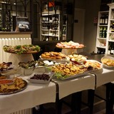 Hapjes die je gratis aangeboden krijgt bij de borrel in de bar van de bed & breakfast.