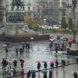 Italianen denken dat ze smelten, als ze in de regen lopen. Ze hebben meteen allemaal een paraplu. Hier op het plein voor de Duomo.