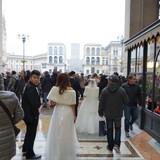 Twee Japanse of Chinese bruidsparen moesten in vol ornaat door de Galleria Vittorio Emanuele II lopen.