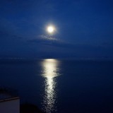 Uitzicht op de zee bij nacht.