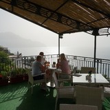 Het terras van de B&B in Amalfi tijdens het ontbijt.