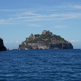 Het Castello Aragonese, nu vanaf het water.