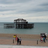 De voormalige pier van Brighton, die is verbrand.