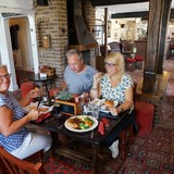 Lunch in een herberg waar Stephan en Angeline al in maart waren geweest en graag naar terug wilden. Was wel even zoeken.